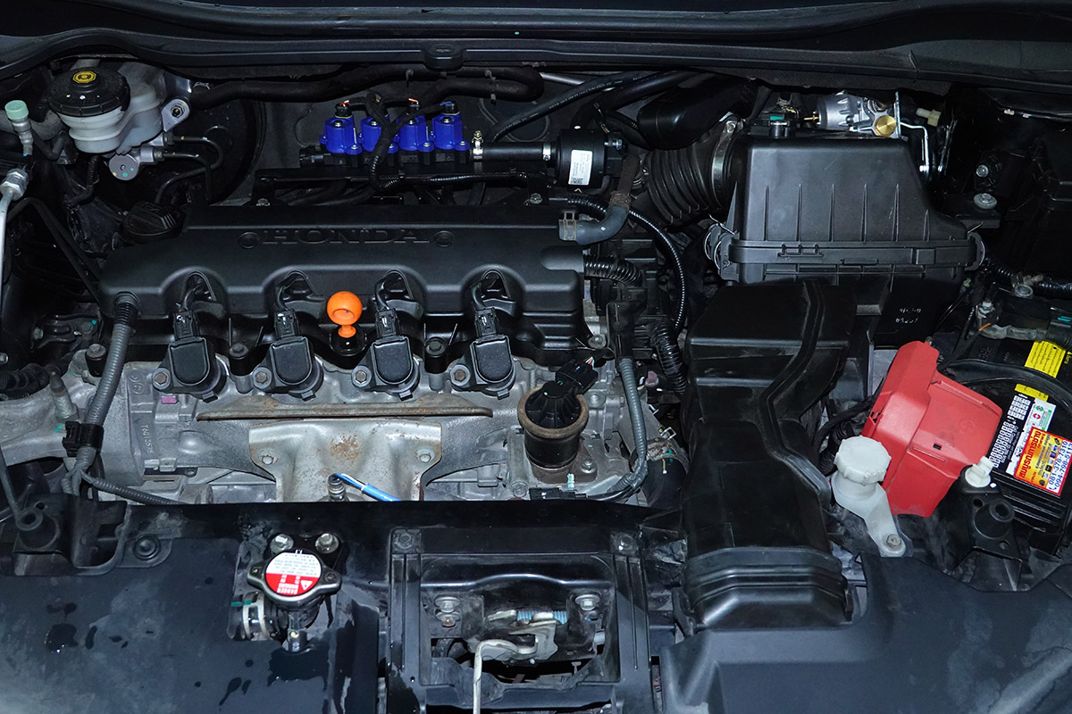 หน้าเครื่องยนต์ Honda HRV ติดแก๊ส Prins Technomax หงษ์ทองแก๊ส รีวิว ติดแก๊สLPG ถังโดนัทวางบน หัวฉีด Prins Gemini